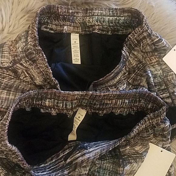 Lululemon hot hotty short 4" digital oasis - Picture 3 of 7